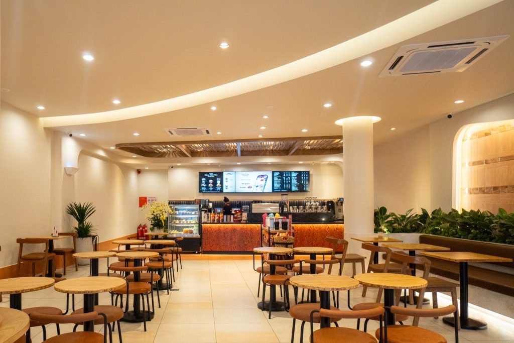 Cửa hàng Highlands Coffee Nha Trang do Scala thiết kế và thi công nội thất (ảnh 2)