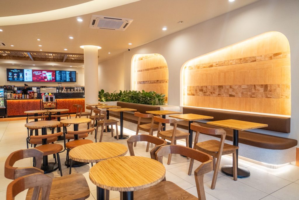 Cửa hàng Highlands Coffee Nha Trang do Scala thiết kế và thi công nội thất (ảnh 5)