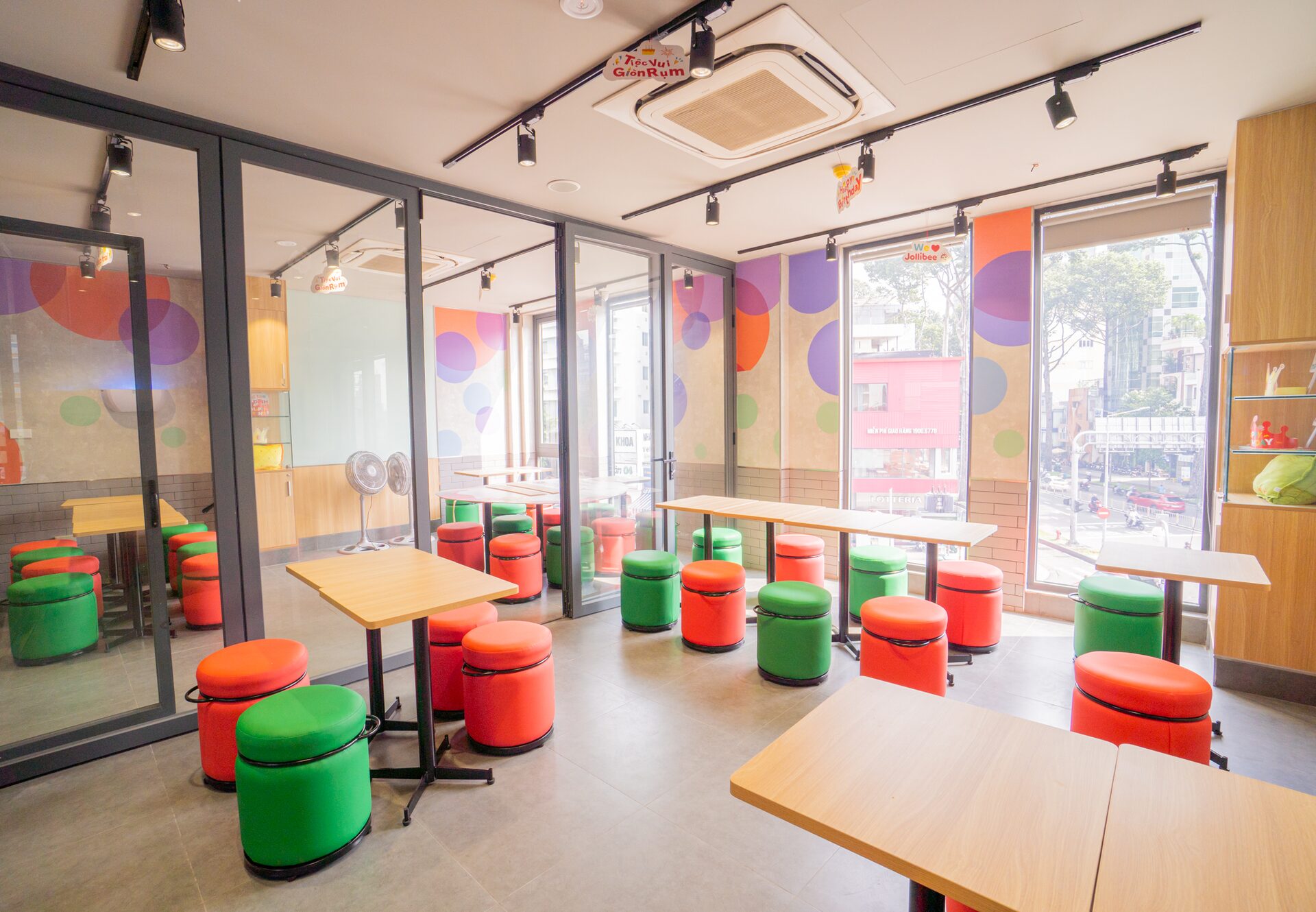 Cửa hàng Jollibee Trần Hưng Đạo do Scala thi công nội thất (ảnh 7)